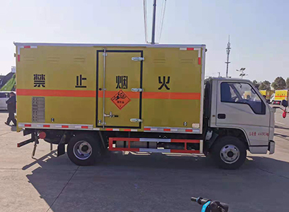 泗洪爆破器材运输车工人安全操作规范与智能技术保障
